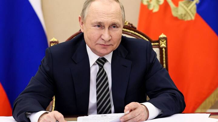 इसका मतलब यह है कि अमेरिका ने अब तक यूक्रेन को जो भी हथियार दिए हैं, उनसे अटैक करने की मंजूरी नहीं दी है, लेकिन यूक्रेनी राष्ट्रपति चाहते हैं कि वह अमेरिकी हथियारों से पुतिन के घर को ध्वस्त कर दें.