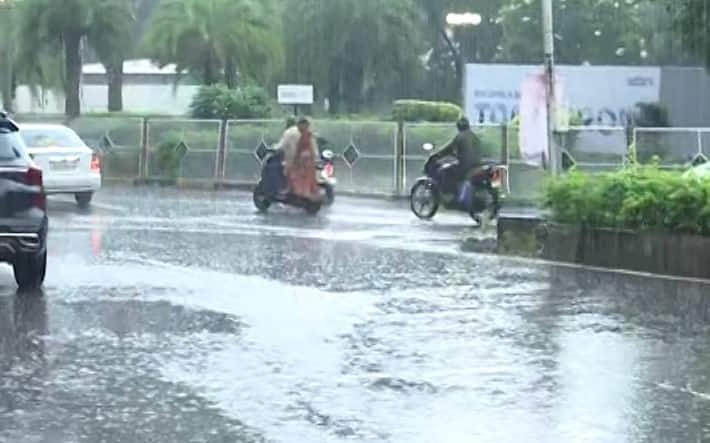 Rain started in Ahmedabad city Among the forecasts of the Meteorological Department  Ahmedabad Rain: હવામાન વિભાગની આગાહી વચ્ચે અમદાવાદમાં ધોધમાર વરસાદ શરુ થયો 