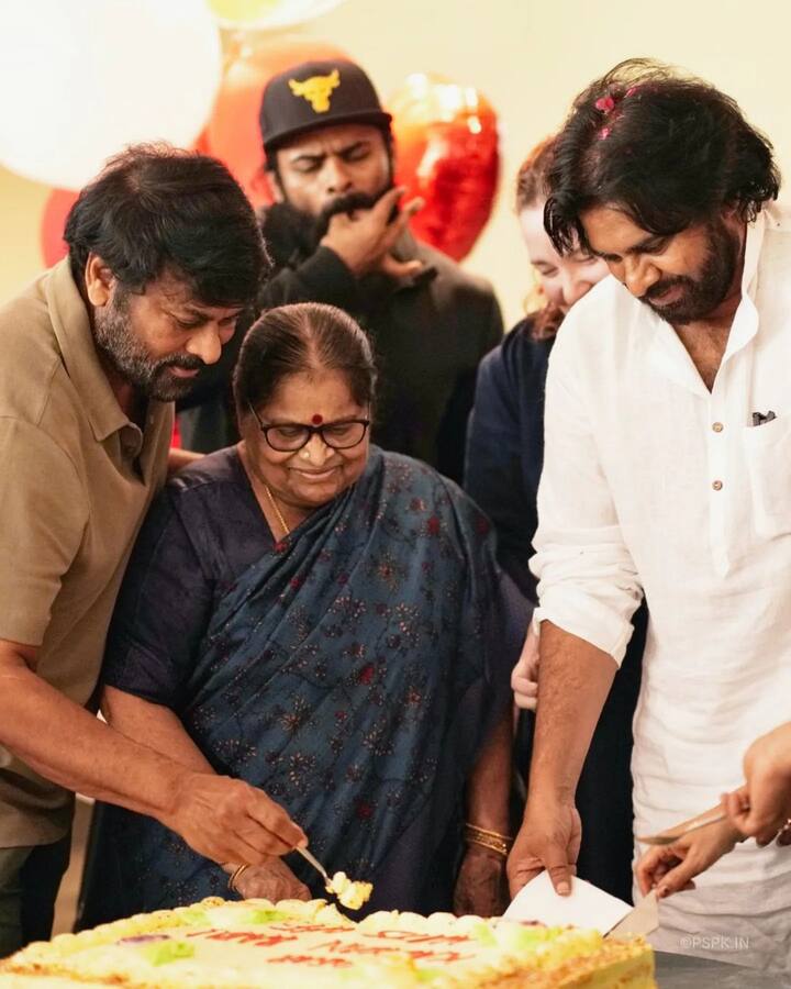 बहुत कम लोग जानते होंगे कि पवन कल्याण का असली नाम कोनिडेला कल्याण बाबू हैं. ये साउथ के सुपरस्टार चिरंजीवी और नागेंद्र बाबू के छोटे भाई हैं.