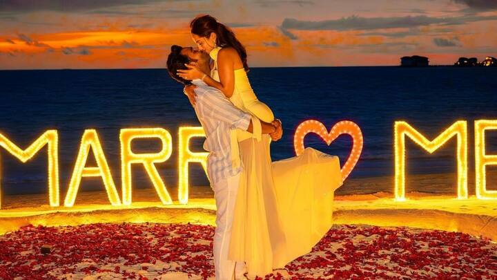 আদরের কীর্তিতে যে অভিভূত, আবেগঘন অলেখা তা ছবি থেকেই স্পষ্ট। চোখের জল ধরে রাখতে পারেননি তিনি।