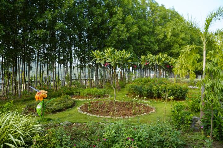 10 એકરમાં ફેલાયેલા બટરફ્લાય ગાર્ડનમાં પતંગિયાઓની 70 વિવિધ પ્રજાતિઓ તેમજ પરાગ રજકણો અને યજમાન છોડ (હોસ્ટ પ્લાન્ટ્સ)ની 150 પ્રજાતિઓ આવેલી છે. આ પરાગ રજકણો અને યજમાન છોડ પતંગિયાઓને પોષણ તેમજ તેમના ઇંડા મૂકવા માટેનું સ્થાન પ્રદાન કરે છે.