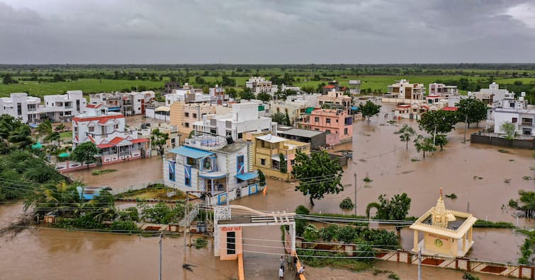 Gujarat Flood Gujarat rains Bharuch Logs 120mm Rain In 2 Hours 132 Reservoirs On High Alert With 10 Rivers Overflowing IMD Gujarat Flood: Bharuch Logs 120mm Rain In 2 Hours, 132 Reservoirs On High Alert With 10 Rivers Overflowing