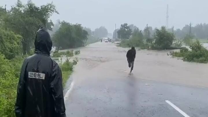 ધોધમાર વરસાદથી ડોલવણ તાલુકામાં પાણી ભરાયા હતા. તાપી જિલ્લાના ગ્રામ્ય રસ્તાઓ બંધ થયા હતા. અલગ અલગ વિસ્તારના 42 રસ્તાઓ પાણીમાં ગરકાવ થયા છે.