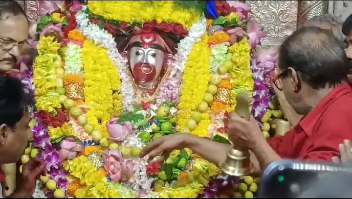 এদিন মায়ের শিলামূর্তিকে স্নান করানোর পর পরানো হয় রাজবেশ।