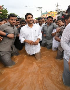 In Pics: మోకాళ్లలోతు బురద నీళ్లలోకి దిగిన జగన్ - ఫోటోలు