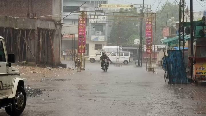 હવામાન વિભાગે આગામી પાંચ દિવસ સુધી રાજ્યમાં ભારેથી અતિભારે વરસાદની આગાહી કરી છે.