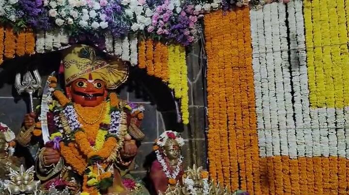 खंडेरायाची जेजुरी आज पिवळीधमक झाली आहे.