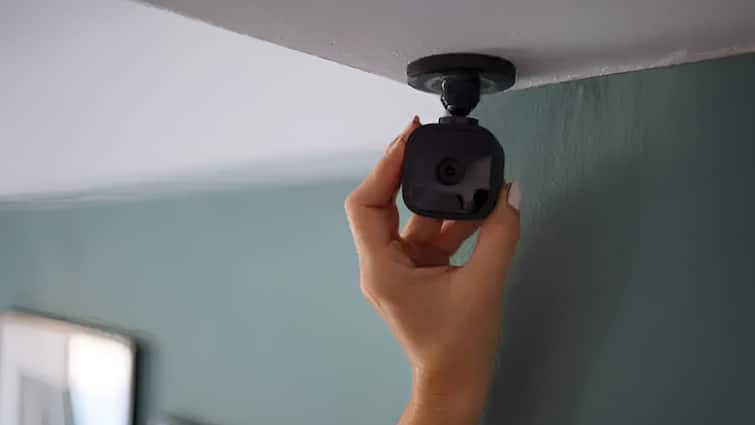 Spy Camera is present in the washroom know ways to find it out वॉशरूम में मौजूद है Spy Camera! पता लगाने का ये है स्मार्ट तरीका