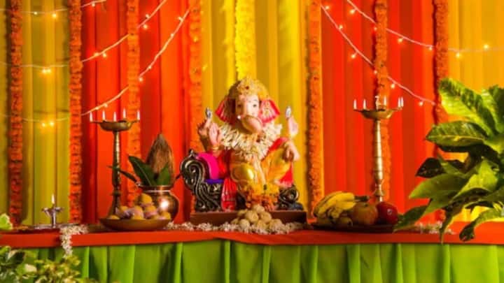 दिवस 10- पारंपारिक सजावट - गणेशोत्सवाचा हा शेवटचा दिवस आहे. या दिवशी गणपतीचे विसर्जन होते, हा दिवस उर्वरित 10 दिवसांच्या स्मृती जपतो. या दिवशी तुम्ही पारंपारिक पद्धतीने घर सजवू शकता, ज्यामध्ये अनेक प्रकारची फुले, हिरवळीसाठी पाने आणि सजावटीसाठी रांगोळी वापरली जाते.