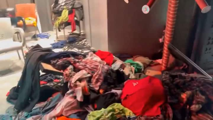 Mall Looted In Pakistan: पाकिस्तान मूल के विदेश में रहने वाले बड़े कारोबारी ने कराची में एक मॉल खोला, जिसके उद्घाटन के दिन ही जनता ने उसे लूट लिया.