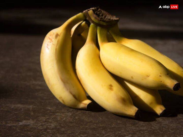 केला - हिंदू धर्म में किसी भी पूजा पाठ में केले का भोग सभी देवी देवताओं को लगता है. भगवान श्री गणेश जी को केला भी काफी पसंद है, मान्यता है इससे वह प्रसन्न होकर सुख-समृद्धि का आशीष देते हैं.