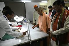 एक दिवसीय दौरे पर वाराणसी पहुंचे CM योगी आदित्यनाथ, काशी विश्वनाथ मंदिर में किए दर्शन