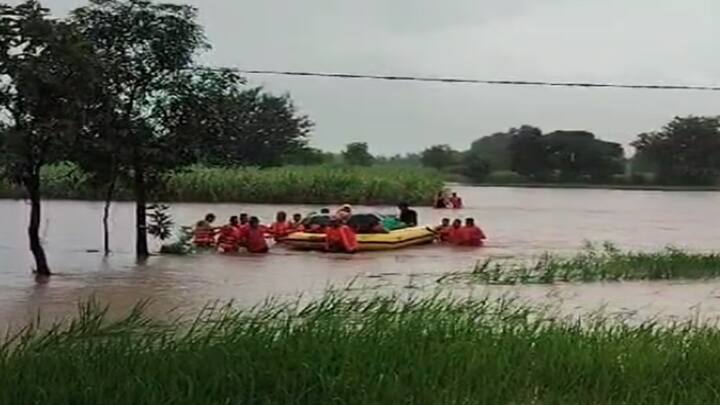 તાપીના ડોલવણના અંતાપૂર ગામમાં રેસ્ક્યૂ ઑપરેશન હાથ ધરવામાં આવ્યું હતુ. અંતાપુર ગામમાંથી 20થી વધુ લોકોને બચાવાયા હતા. SDRF અને સ્થાનિક પોલીસની ટીમે તમામને બચાવ્યા હતા. તાપીના સોનગઢ અને ઉપરવાસના વિસ્તારોમાં ધોધમાર વરસાદ વરસ્યો છે. ભારે વરસાદથી સોનગઢ તાલુકાના રસ્તા પાણી પાણી થયા છે. સોનગઢથી ટોકરવા થઈને વ્યારાને જોડતો માર્ગ પાણીમાં ગરકાવ થયો હતો.