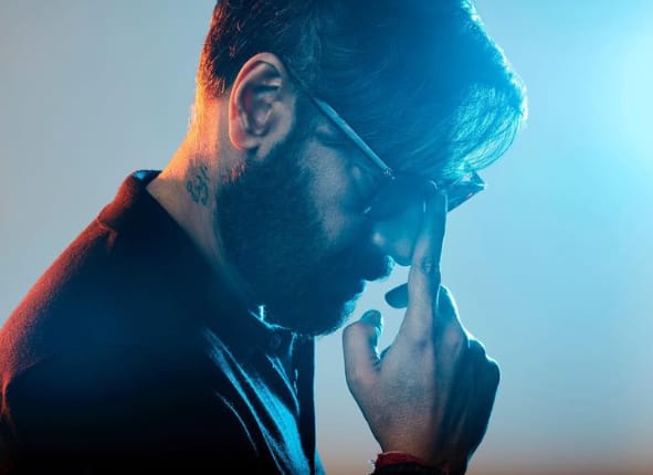 क्या आप अंदाजा लगा पाए है कि 90 के दशक से लेकर अब तक बॉलीवुड पर राज कर रहा वो सुपरस्टार कौन है. इसने अपनी गर्लफ्रेंड से अफेयर के चार साल बाद शादी की थी.