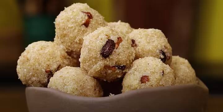 வேர்க்கடலை பாதி அரைபட்டதும், வெல்லத் தூள், ஏலக்காய்த் தூள் சேர்த்து நன்கு அரைத்துக் கொள்ளவும்.