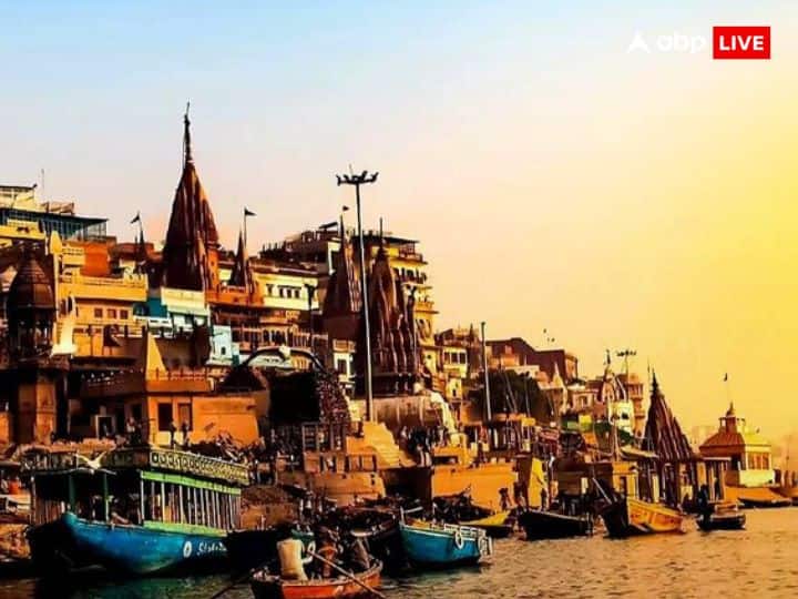 बनारस को हिंदू धर्म में एक प्रमुख धार्मिक स्थान माना जाता है. गंगा नदी के तट पर स्थित बनारस को मोक्ष की प्राप्ति के लिए अहम स्थान माना गया है. इसीलिए यह शहर सप्त पुरी का एक अहम हिस्सा है. बनारस में विश्व प्रसिद्ध काशी विश्वनाथ ज्योतिर्लिंग है.