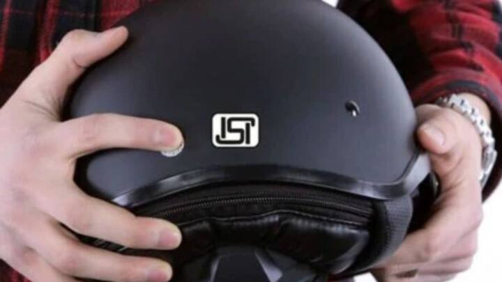 लेकिन ऐसा करने पर भी आपको चालान देना पड़ जाएगा. क्योंकि ट्रैफिक नियमों के मुताबिक आप सिर्फ हेलमेट बीआईएस मार्क हेलमेट ही पहन सकते हैं.