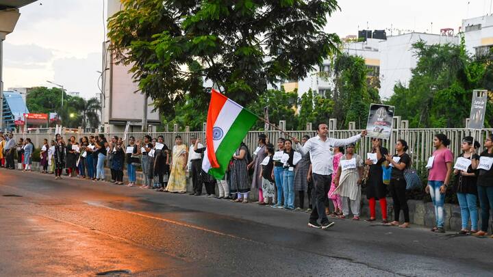 আর তখন শহরের অন্য়প্রান্তে বৃষ্টি মাথায় সাধারণ মানুষের বিন্দুমাত্র সমস্য়া না করে ই এম বাইপাসের একটা ধারে প্রায় ১৪ কিলোমিটার রাস্তায় মানববন্ধন করলেন সিনিয়র চিকিৎসকরা! সঙ্গ দিলেন অসংখ্য় স্বাস্থ্য়কর্মী।