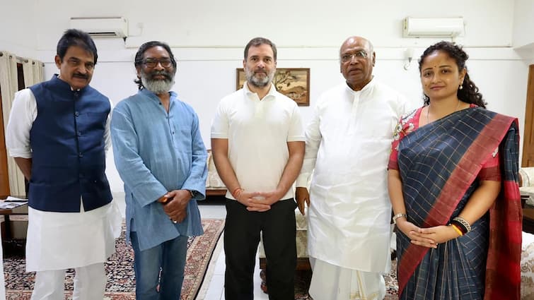 Jharkhand Election 2024 CM Hemant Soren Meets Congress Chief Mallikarjun Kharge Rahul Gandhi As INDIA Bloc Eyes Massive Majority JMM Jharkhand Polls: CM Hemant Soren Meets Congress’s Kharge, Rahul Gandhi As INDIA Bloc Eyes 'Massive Majority'