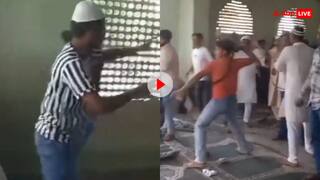 मस्जिद में जमकर चले लात-घूसे और बेल्ट, एक दूसरे के कपड़े फाड़ने लगे लोग- वीडियो वायरल
