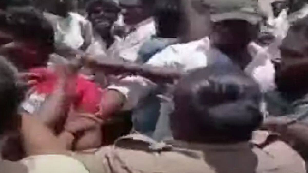 Virudhunagar DSP: அருப்புக்கோட்டை: போராட்டத்தில் கும்பலாக சூழ்ந்து பெண் டி.எஸ்.பி மீது தாக்குதல்.! பெரும் பரபரப்பு..!