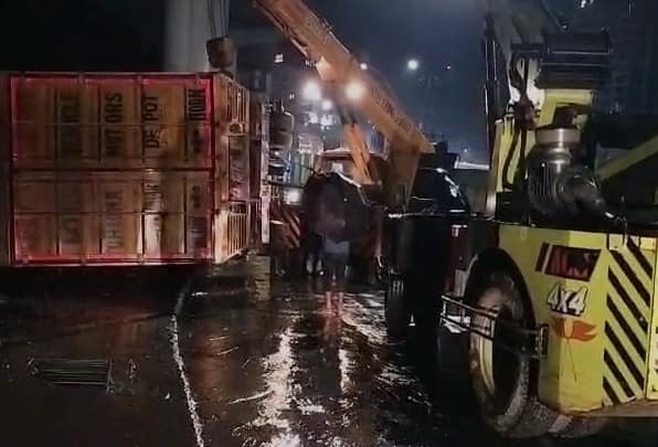 दुर्घटनाग्रस्त ट्रकमध्ये Aqueous Ammonia Solution नावाचं केमिकल होतं. जे नवी मुंबईहून पंजाबच्या दिशेनं नेण्यात येत होतं.