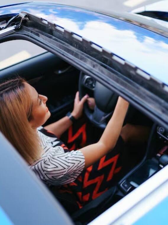 क्या किसी भी कार में बनवा सकते हैं सनरूफ?