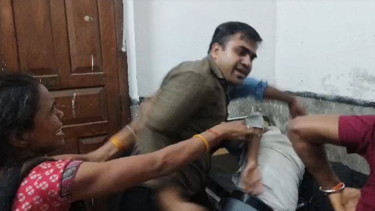 प्रयागराज में SRN अस्पताल के स्टाफ ने की मरीज के परिजनों से की मारपीट, पुलिस ने अभी तक नहीं दर्ज किया केस