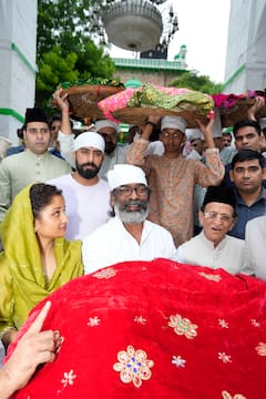 पत्नी के साथ अजमेर शरीफ दरगाह पहुंचे झारखंड के CM हेमंत सोरेन, मांगी ये दुआ, देखें तस्वीरें