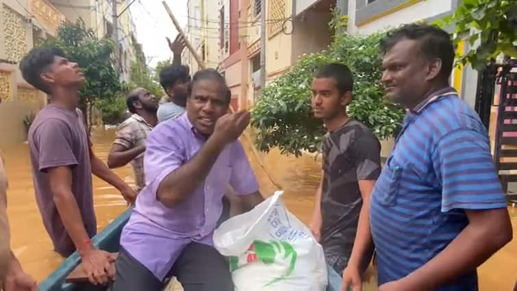 KA Paul visits Vijayawada flood affected areas of singh nagar KA Paul: వరద బాధితులకు సాయం చాలా ఈజీ, విజయవాడలో పడవపై కేఏ పాల్