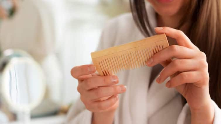 Cleaning Hairbrush: কত ঘন ঘন পরিষ্কার করবেন চিরুনি? অন্যের চিরুনি ব্যবহার করা কি উচিত?