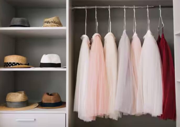 ਜਦੋਂ ਵੀ ਤੁਸੀਂ ਅਲਮਾਰੀ ਦਾ ਦਰਵਾਜ਼ਾ ਬੰਦ ਕਰਦੇ ਹੋ, ਤਾਂ ਦਰਵਾਜ਼ਾ ਜ਼ੋਰ ਨਾਲ ਬੰਦ ਨਾ ਕਰੋ। ਇਸ ਕਰਕੇ ਵੀ ਕੱਪੜੇ ਡਿੱਗ ਸਕਦੇ ਹਨ। ਇਨ੍ਹਾਂ ਸਾਰੇ ਨੁਸਖਿਆਂ ਨੂੰ ਅਪਣਾ ਕੇ ਤੁਸੀਂ ਆਪਣੀ ਅਲਮਾਰੀ ਨੂੰ ਚੰਗੀ ਤਰ੍ਹਾਂ ਰੱਖ ਸਕਦੇ ਹੋ।