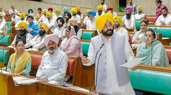 Punjab Vidhan Sabha: ਵਿਧਾਨ ਸਭਾ ਦਾ ਸੈਸ਼ਨ ਅੱਜ ਦੂਜਾ ਦਿਨ, ਪਹਿਲੇ ਦਿਨ ਸਪੀਕਰ ਨੇ ਹੀ ਘੇਰੀ ਸਰਕਾਰ, ਡੀਜੀਪੀ ਨੂੰ ਵੀ ਕੀਤਾ ਤਲਬ Punjab Vidhan Sabha: ਵਿਧਾਨ ਸਭਾ ਦਾ ਸੈਸ਼ਨ ਅੱਜ ਦੂਜਾ ਦਿਨ, ਪਹਿਲੇ ਦਿਨ ਸਪੀਕਰ ਨੇ ਹੀ ਘੇਰੀ ਸਰਕਾਰ, ਡੀਜੀਪੀ ਨੂੰ ਵੀ ਕੀਤਾ ਤਲਬ