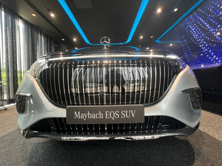 मर्सिडीज मेबैक की इस कार में 21-इंच के व्हील्स लगाए गए हैं. इलेक्ट्रिक कार में किसी ग्रिल को लगे नहीं देखा होगा, लेकिन मेबैक में कंपनी ने ग्रिल का इस्तेमाल किया है.