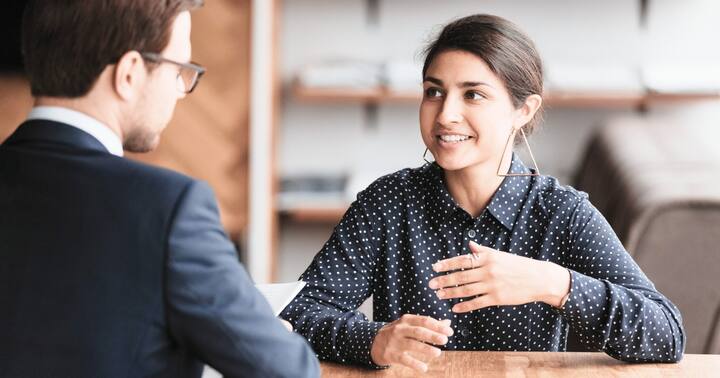 मूलांक 1 च्या व्यक्ती बोलण्यात बेधडक असतात. एखाद्याच्या समोर एक आणि मागून एक बोलण्याची सवय त्यांना नसते. दुतोंडीपणा यांना आवडत नाही.