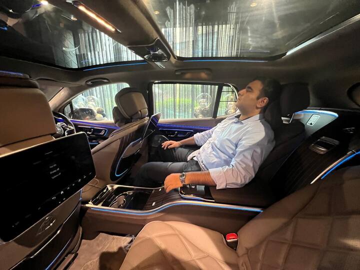 मर्सिडीज की इस कार की खासियत ये है कि इस लग्जीरियस कार में प्राइवेट जेट जैसी सीटों का इस्तेमाल किया गया है. इस कार में पीछे दो लोगों के बैठने के लिए अलग-अलग सीट दी गई हैं.