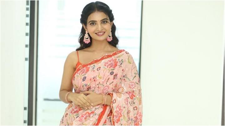 Ananya Nagalla Latest Photos: అనన్య నాగాళ్ల తన లేటెస్ట్‌ ఫోటోలు షేర్‌ చేసింది. ప్లోరల్‌ చీరలో హాట్‌గా ఫోటోలకు ఫోజులు ఇచ్చింది. ప్రస్తుతం ఆమె ఫోటోలు సోషల్‌ మీడియాలో వైరల్‌ అవుతున్నాయి.