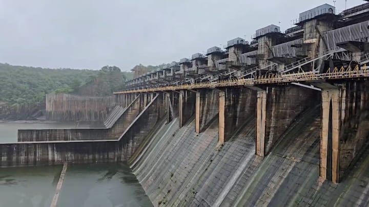 heavy water level on the Ukai Dam now tapi river water spreading due to ...