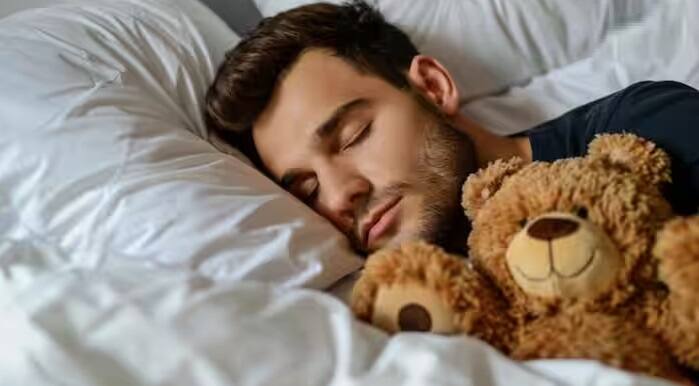 Skin Care Tips: જો તમે પણ સ્કિન સંબંધિત સમસ્યાઓથી પરેશાન છો તો તેના માટે ઘણા કારણો હોઈ શકે છે. તમારે કેટલીક બાબતોનું ધ્યાન રાખવું જોઈએ, કારણ કે કેટલીક ભૂલોના કારણે સ્કિન સંબંધિત સમસ્યાઓ થવા લાગે છે. ઉંઘ ઓછી થવી તેનું મુખ્ય કારણ હોઈ શકે છે.