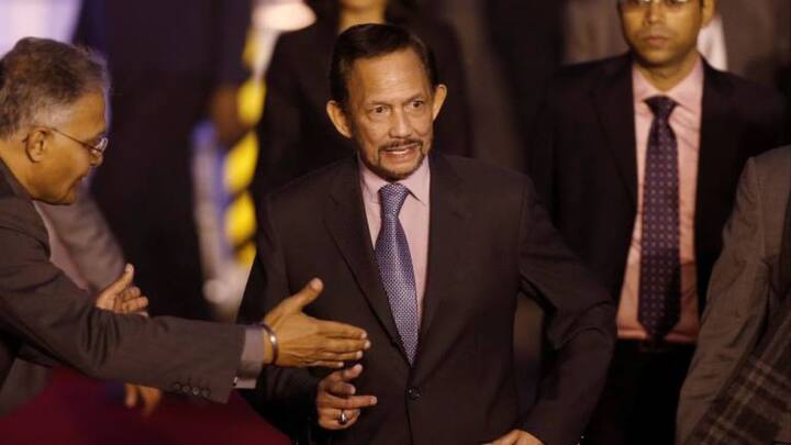 Brunei is a small country, but the Sultan living in the country is counted among the richest kings along with being the most powerful person. It is said that till 1980, he was the richest person in the world. According to Forbes, Bolkiah's wealth was Rs 1.4 lakh crore in 2008. After becoming the king of the country, he built a palace worth Rs 50 billion, which was named