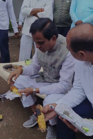 आज पावसाच्या उघडीपीनंतर शेतकऱ्यांनी आग्रह केल्यानंतर त्यांना मका भाजून खाण्याची इच्छा झाली