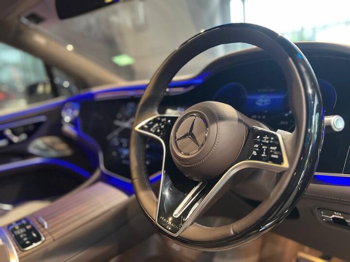 मर्सिडीज की पावर की बात करें, तो EQS Maybach में दो इलेक्ट्रिक मोटर लगाई गई हैं, जिससे 650 bhp की पावर मिलती है और 950 Nm का टॉर्क जेनरेट होता है. ये कार 122 kWh के बैटरी पैक के साथ 611 किलोमीटर की रेंज देती है.