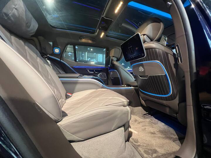 मेबैक का नाम आते ही दमदार फीचर्स और ज्यादा लग्जरी की बात समझी जा सकती है. मेबैक की ये पहली इलेक्ट्रिक कार EQS SUV का सुपर लग्जीरियस वर्जन है.