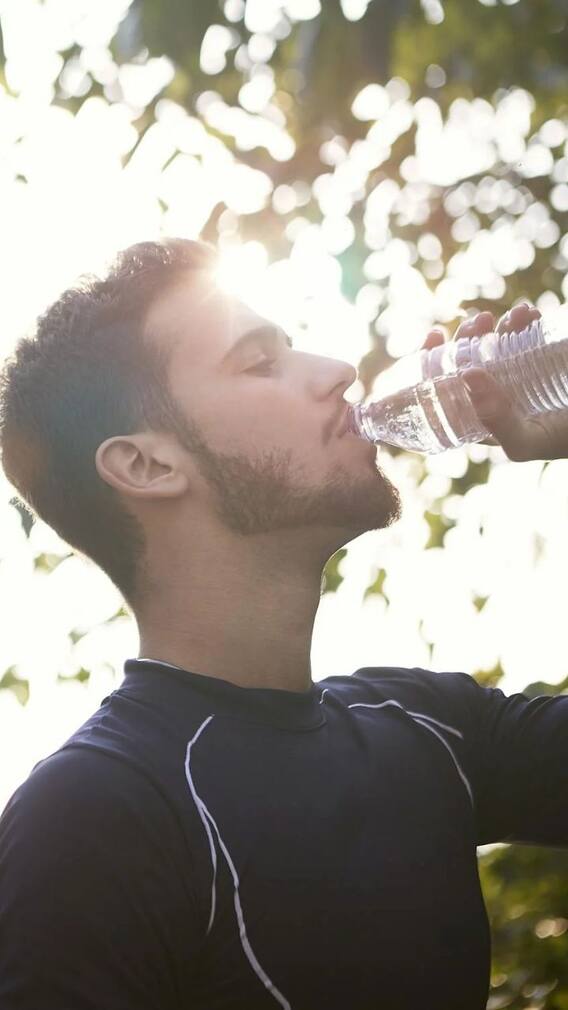 நின்றுகொண்டு தண்ணீர் குடிப்பது இவ்வளவு ஆபத்தை விளைவிக்குமா?