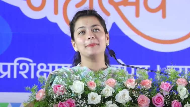 Praniti Shinde taunts Mahayuti government over Mukhyamantri Majhi Ladki Bahin Yojana at Indira Mahotsav Balasaheb Thorat Jayashree Thorat Sangamner Maharashtra Marathi News थोरातांचीही लेक विधानसभेच्या मैदानात?; प्रणिती शिंदेच्या वक्तव्याने संगमनेरकरांच्या भुवया उंचावल्या