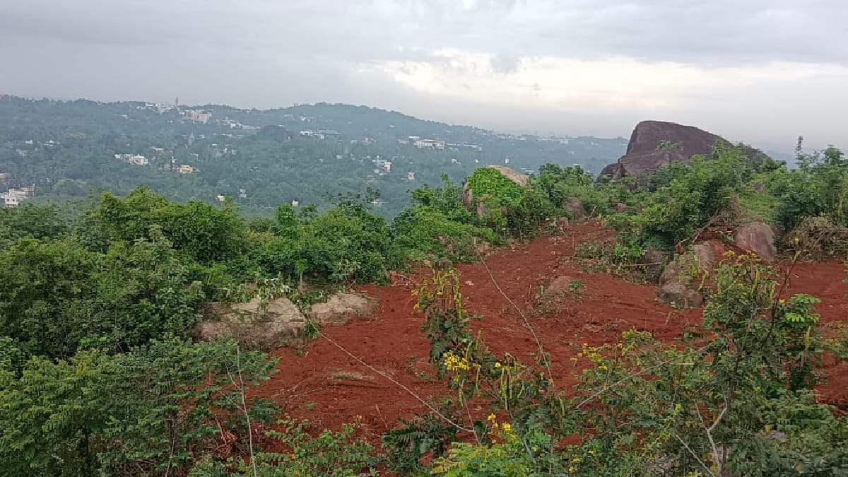 மேற்கு தொடர்ச்சி மலையில் சரமாரியாக வெட்டப்படும் கனிமவளம் - குமரியில் நிலச்சரிவு அபாயம்