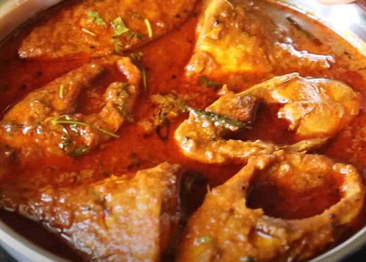 மீன் குழம்பு செய்யும் போது வெங்காயம் தக்காளியை அப்படியே சேர்க்காமல், எண்ணெயில் வதக்கி அரைத்து சேர்த்தால் மீன் குழம்பு சுவையாக இருக்கும்.