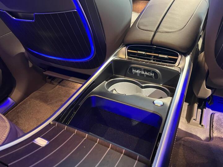 मर्सिडीज मेबैक की कार में 4D ऑडियो सिस्टम, सॉफ्ट क्लोज डोर्स, वेंटिलेटेड सीट्स जैसे फीचर्स दिए गए हैं. इस कार में लगे कपहोल्डर्स वेंटिलेटेड फीचर्स के साथ हैं.