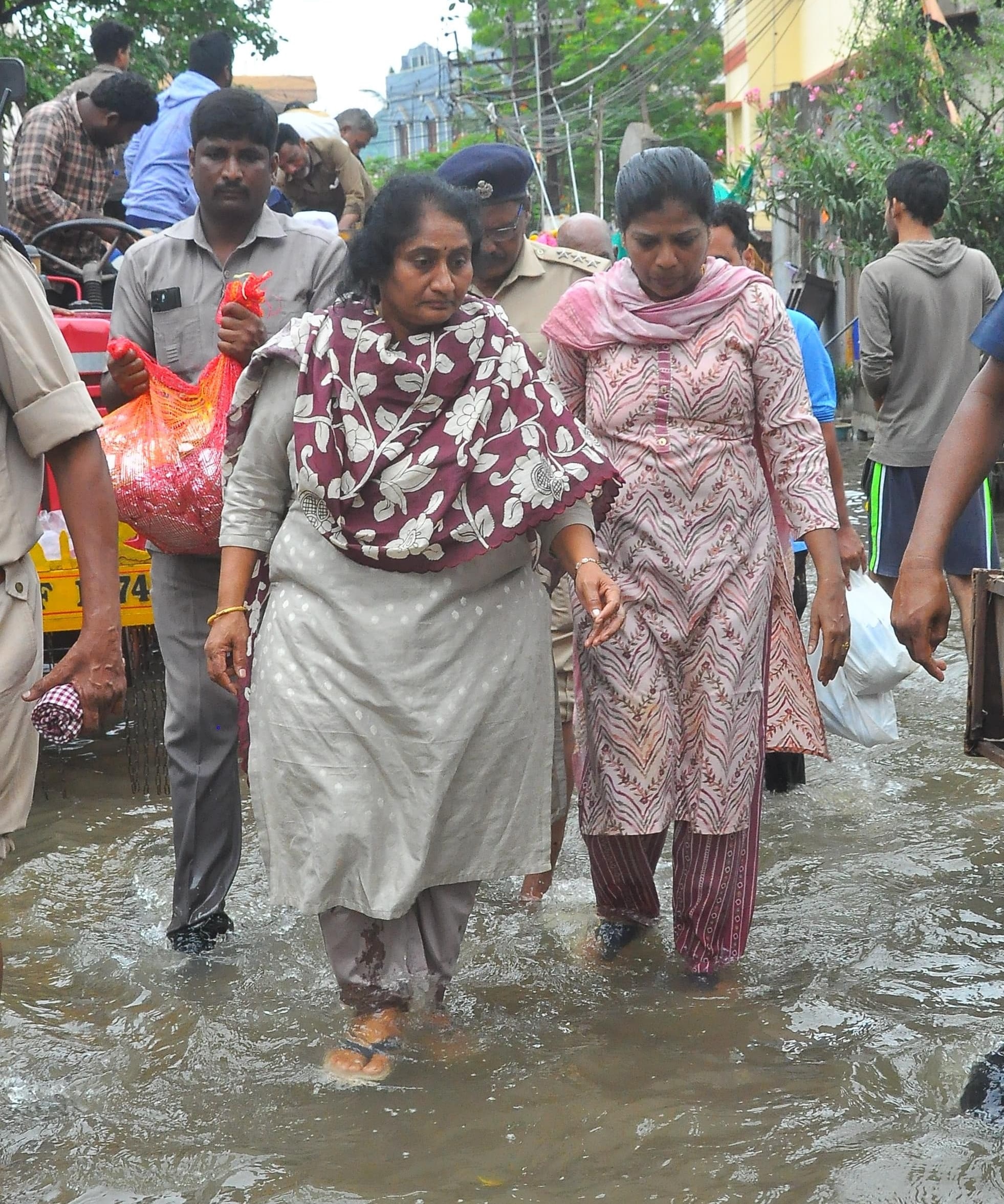 Vijayawada Rains: మోకాలు లోతు నీళ్లలోకి దిగిన మహిళా మంత్రి- ఇంటింటికీ వెళ్లి ఆహారం, పాలు, వాటర్ బాటిళ్ల పంపిణీ