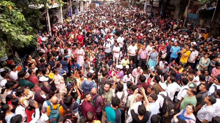 ন্য়াশনাল মেডিক্য়াল কলেজ হাসপাতালে গণ কনভেনশনে জনিয়র চিকিৎসকদের আন্দোলনকে কুর্নিশ জানালেন সিনিয়র চিকিৎসকরা।
